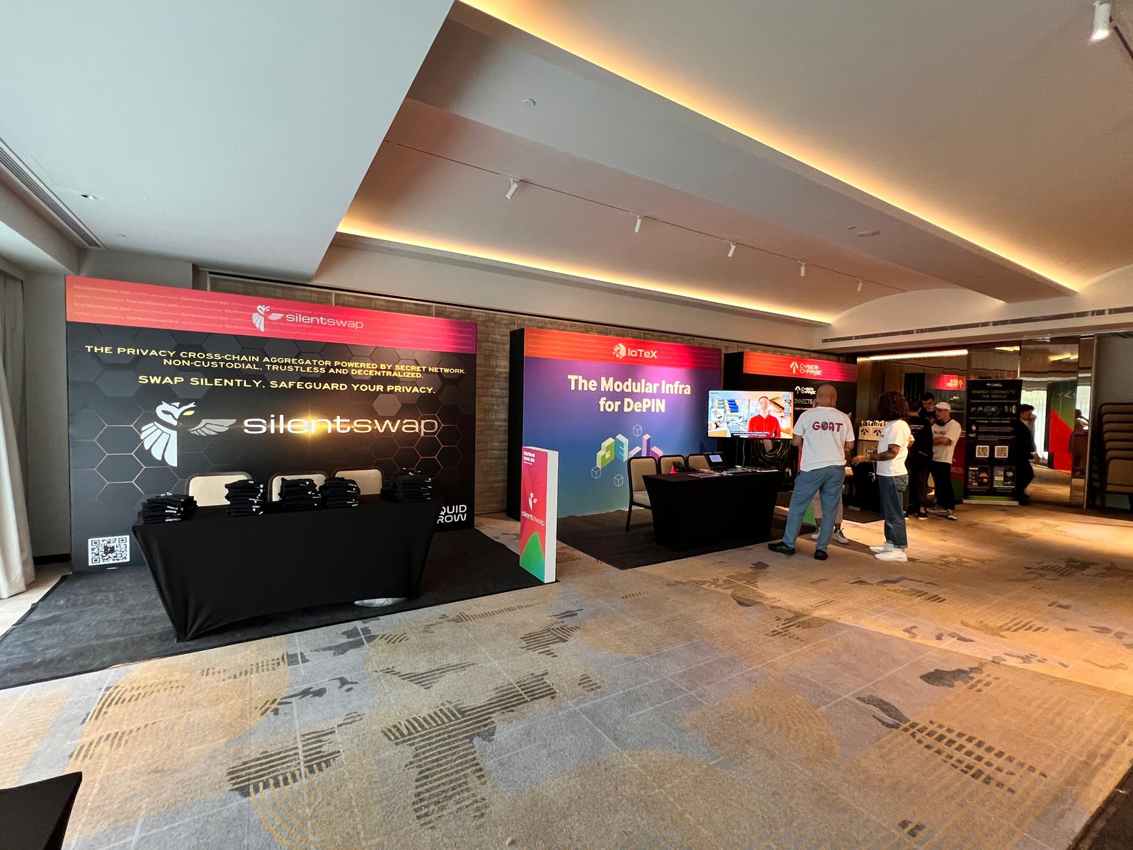 Hohem product display booth at a technology trade show